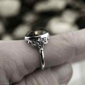 Retro: delikatny pierścionek z ciemnym bursztynem srebro barbara fedorczyk, zielony bursztyn