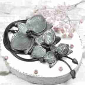 Duży wisior z kwiatami orchidei - ciemnosrebrny kameleon kwiaty, wisiorek, naszyjnik glinka