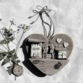 Ozdobne serce z domkami no 1 dekoracje pracownia na deskach z drewna, prezent, ozdoba do domu