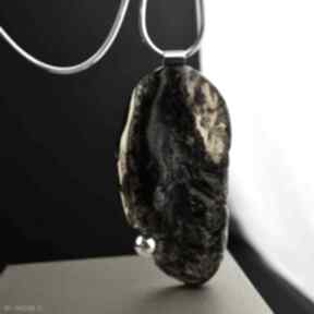 Nowoczesny wisior z bursztynem na łańcuszku srebro naszyjniki barbara fedorczyk, naszyjnik