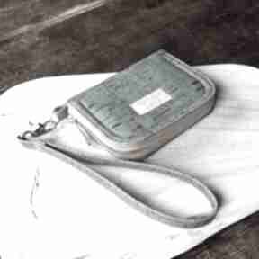 Turkusowy portfel damski z korka - beżowe dodatki, jasnozłote okucia moqhe, z klasyczny średni