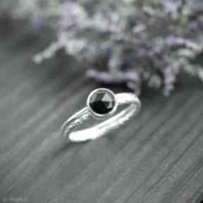 Srebrny pierścionek zdobiona obrączka z czarnym onyksem, oczkiem pracownia bellart
