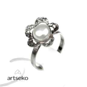 Srebrny pierścionek. Z - perłą. Motyw kwiatowy perłowy - kwiat