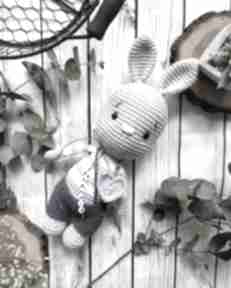 Szydełkowy króliczek eryczek maskotki miedzy motkami baby shower, narodziny, prezent, urodziny