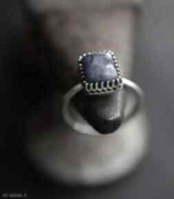 Minimalistyczny pierścionek z sodalitem dziki królik sodalit, z kwadratowy kamień