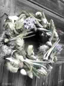 Wielkanocny wiosenny wianek na drzwi lub stół dekoracje cynamonn, stroik, jajka, natura