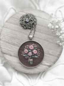 bukiet wielobarwny z różami i hematytem na bordowym tle naszyjniki pedzelek nitka kwiaty