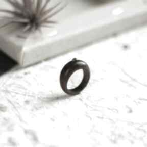 Amarantowy pierścionek z obsydianem srebrzystym drevniana, drewniany pierścioenk