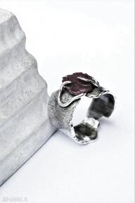 z rubinem dziki królik rubin - duży pierścień, kamień szlachetny, surowy design, srebro