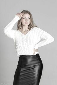 Krótki sweter w warkoczowe wzory - swe260 ecru mkm swetry, biały z długim rękawem