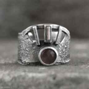 Srebro i - złoto: pierścionek z rubinem szeroki atelier4