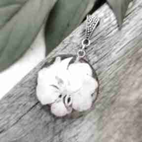 Pastelowy wisiorek na wiosnę k51 wisiorki herbarium jewelry różowy, prezent, z żywicy