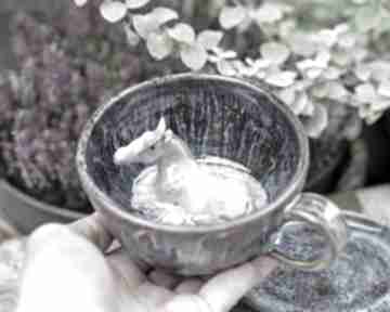 Filiżanka z figurką konia siwek - opal do kawy kamionka 300ml ceramika azul horse na prezent