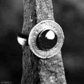 Srebrny pierścionek tribal z naturalnym kamieniem, granat shambala
