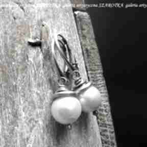Klasyka nauszna kolczyki z naturalnych pereł i srebra szarotka