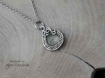 Wisiorek prehnit, wire wrapping, stal chirurgiczna wisiorki agata rozanska, wirewrapping