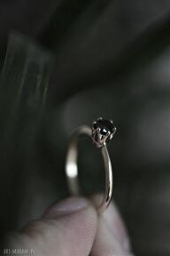 Złoty zaręczynowy pierścionek z czarnym diamentem dziki krolik - zaręczyny, czarny diament
