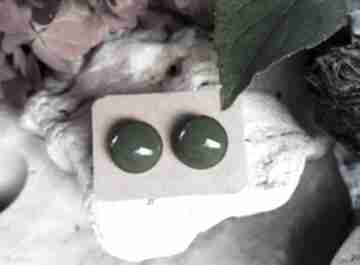 Ceramiczne kolczyki zielone sztyfty antyalergiczne ze stali chirurgicznej - biżuteria na jesień