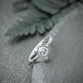 Srebrny z i, fioletowym oczkiem pracownia bellart flora, z ametystem, elegancki pierścionek