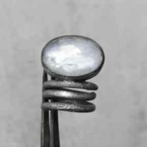 Masywny pierścień z kamieniem księżycowym zofia gladysz pierścionek z kamień, surowe srebro