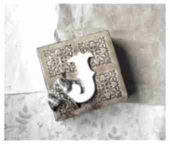 Inicjał "j" z ćmą ceramika wylęgarnia pomysłów, kafelka, litera