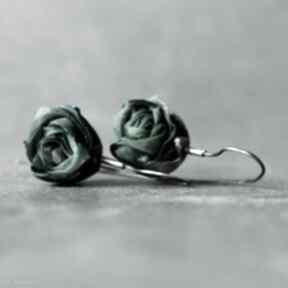 Srebrne kolczyki wiszące różyczki zielone, z różą tkaniny shambala długie lekkie - kwiatki