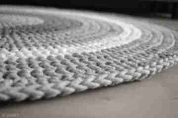 Ręcznie robiony okrągły dywan ze sznurka bawełnianego połączenie szarości, błękitu i bieli