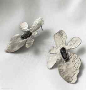 Mosiężne kolczyki kwiaty z czaroitem art soller z mosiądzu, złote, biżuteria autorska