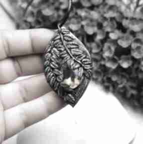Wisiorek "ferns" z pięknie mieniącym się kryształem wisiorki kameleon paproć, motyw paproci