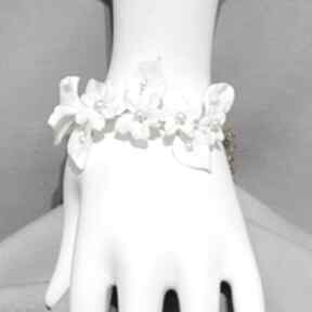 Julia - bransoletka ślubna białe kwiaty, listki i perły kami art boho, zaręczynowa