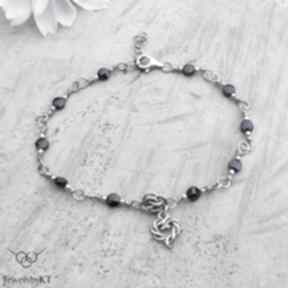 Czerń romantycznie - bransoletka jewelsbykt srebrna, biżuteria z kamieniami, spinel, serduszko