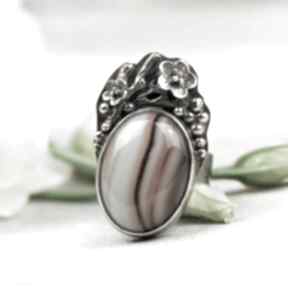 Srebrny pierścionek z prążkowanym a716 artseko z agatem, pasiasty kamień, na pamiątkę