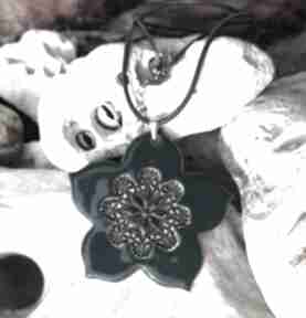 Ceramiczny wisiorek kwiat mandala naszyjnik zieleń morska damski na prezent art naszyjniki gaia