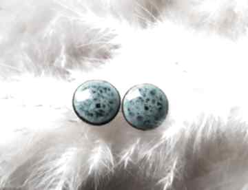 Ceramiczne kolczyki sztyfty malachitowe oczka 8 mm błękitno zielone biżuteria autorska gaia