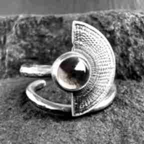 Orientalny pierścionek wachlarz z kwarcem dymnym shambala srebrny, kwarc dymny, z otwarty