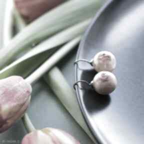 Kolczyki z kamieniem i naturalnymi roślinami perełami w żywice bioevgenika jewelry z eleganckie