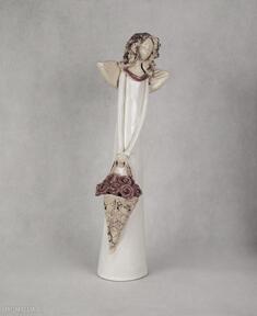 Anioł z koszem róż ceramika kącik pomysłów różami, wykonany
