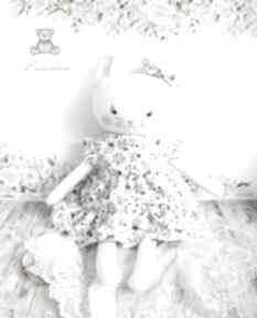 Kotek tilda w beżowo bordowej sukieneczce przytulanka ręcznie szyta gotowa maskotki lulaczkowo