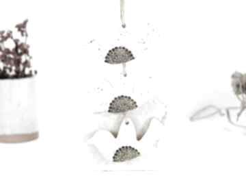 Białe ozdoby choinkowe, ptaszki: ceramiczne dekoracje świąteczne