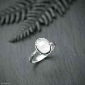 Kamień ksieżycowy, srebrny. Retro zdobiona obrączka, pierścionek - różą pracownia