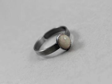 Opal etiopski srebro pierścionek: delikatny oksydowany