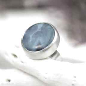 Minimalistyczny srebrny pierścionek z niebieskim agatem a648 artseko z klasyczny pierścień