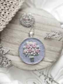 Bukiet z różowymi różami i agatem na lawendowym tle naszyjniki pedzelek nitka haft, wisior