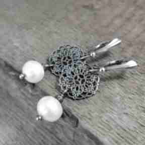 Kolczyki z perła i ażurową blaszką irart, srebro oksydowane, 925
