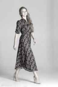 Długa z rękawem 3 4 i troczkiem - suk205 ciemne lanti urban fashion sukienka, maxi w literki