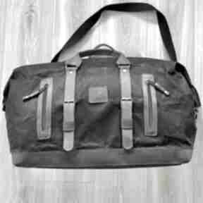 Duża brązowa torba ze skóry i woskowanej w stylu robert zmuda czarna podróżna, bagażowa