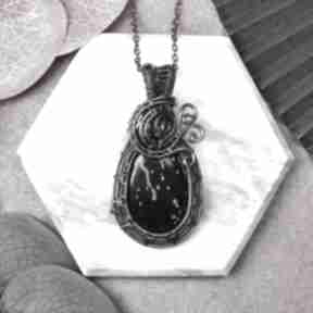 Miedziany wisiorek wire wrapping obsydianem śnieżnym #434