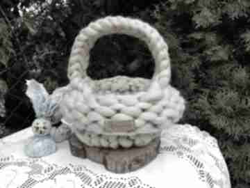 Koszyk wielkanocny dziany metodą giant knitting dom linen time, robiony na drutach