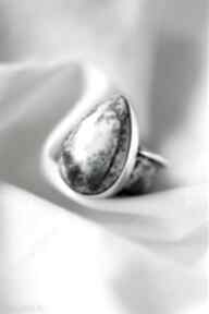 Srebrny pierścień z opalem dendrytowym dziki królik opal, szeroka obrączka, oksydowane srebro