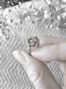Mały kwiatuszek atelier cykada delikatny pierścionek, z oczkiem, złoty kryształ swarovskiego